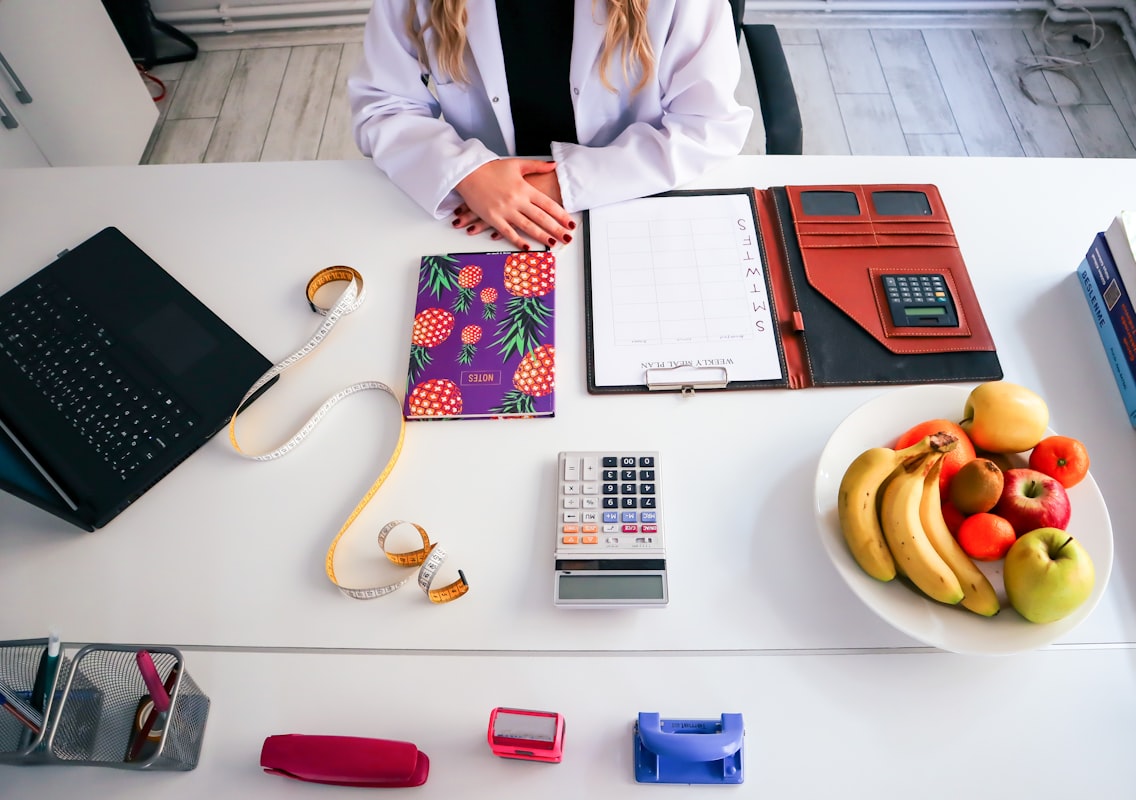 Professional nutritionist consulting with client